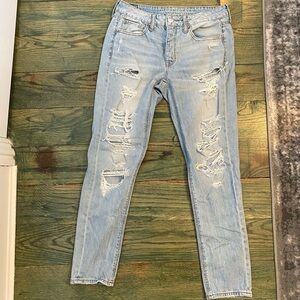 American Eagle Outfitters size 2 ripped Tom girl jean mid-rise